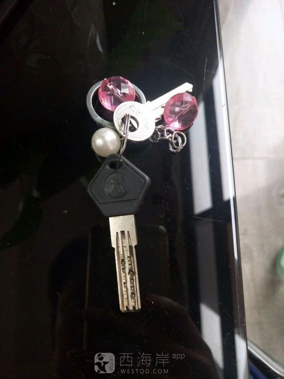 昨晚在凤凰园捡到一把车钥匙，昨