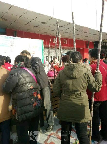 门口超市甘蔗打折，猛的一看还以为开丐帮大会呢！