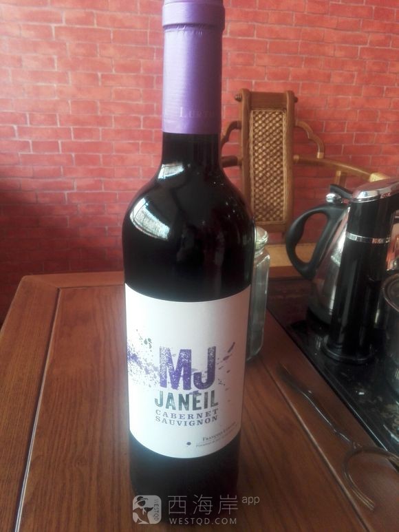 [美食天地]刚入红酒这行  大家看看这样的一瓶红酒大约多少钱