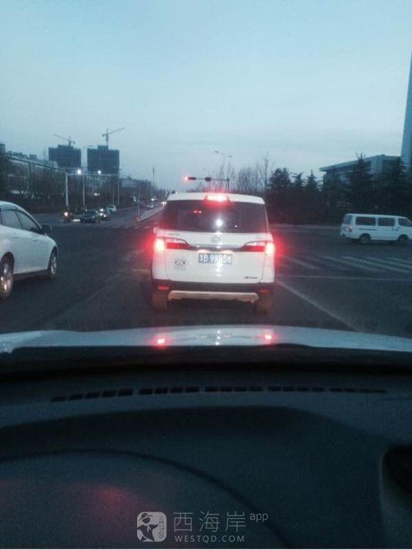 有认识这傻逼的吗，怎么开车的