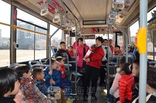 真情巴士志愿者为儿童安全保驾护航