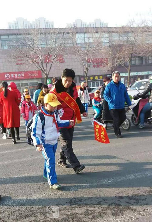 真情巴士志愿者为儿童安全保驾护航