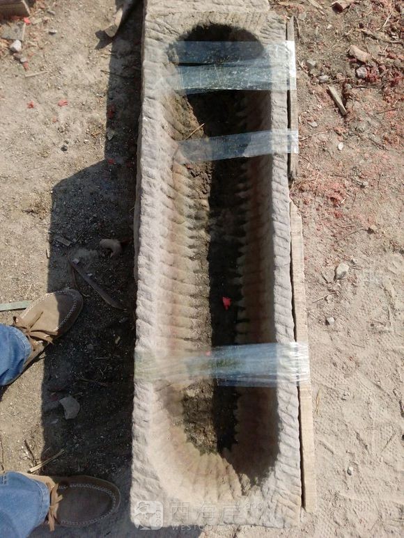 本人有俩老石槽转让，一个元宝槽，一个四川红砂石