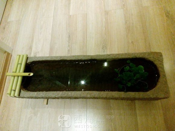 本人有俩老石槽转让，一个元宝槽，一个四川红砂石