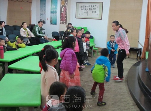 “快乐小书房”手偶剧场和绘本阅读