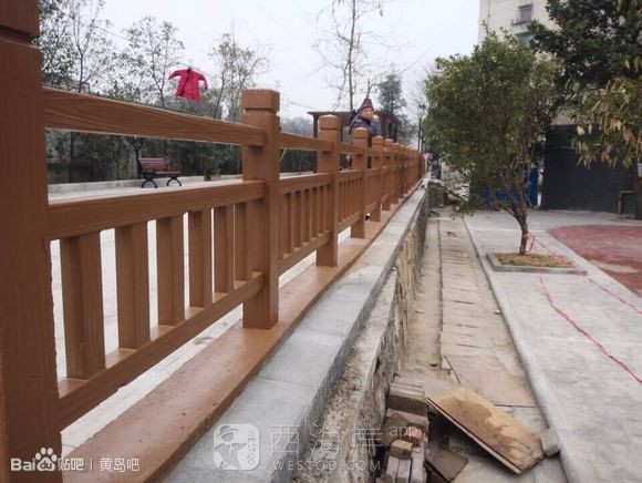 海边即将采用水泥仿木栏杆