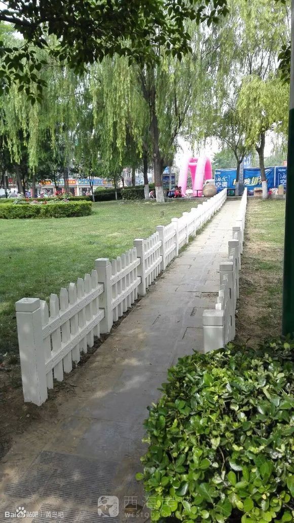 海边即将采用水泥仿木栏杆