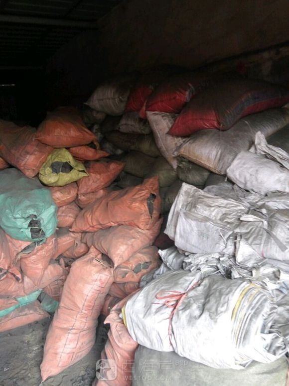 有到烧烤季节了，木炭大量到货