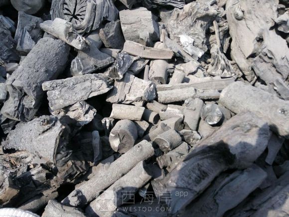 有到烧烤季节了，木炭大量到货