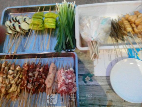 佳世客东门往北走有个烤串的青年……