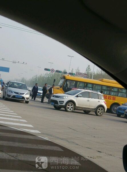 出车祸了，车祸了，校车撞大妈了！