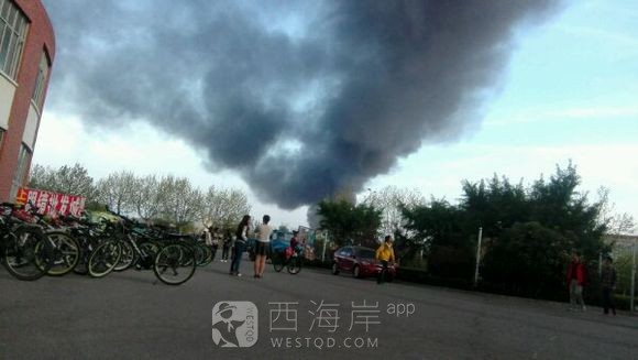 这是什么炸了吗。浓烟从山科大校