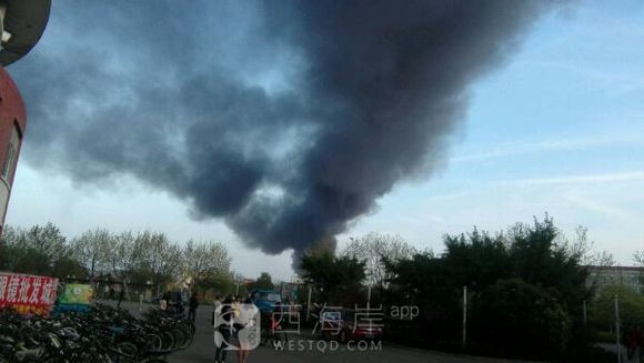 这是什么炸了吗。浓烟从山科大校