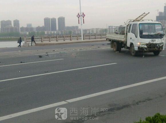 喃喃喃，滨海大道又出车祸了！