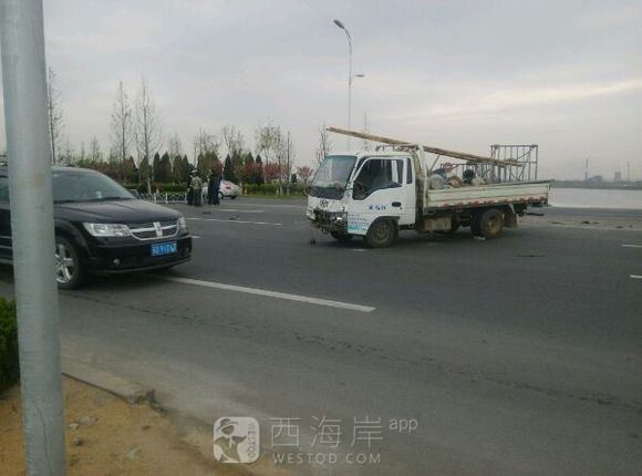 喃喃喃，滨海大道又出车祸了！