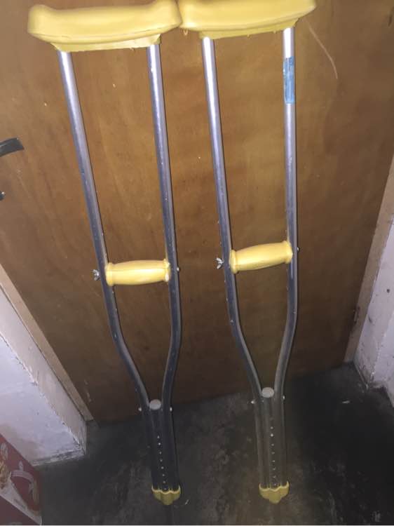 有没有需要拐杖的，