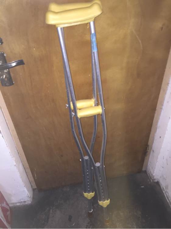 有没有需要拐杖的，