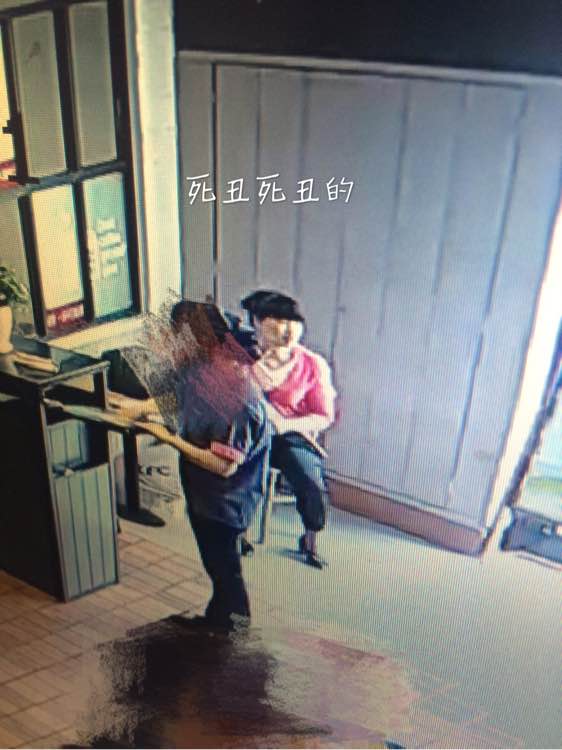 请大家留意一下佳家源一楼肯德基的小偷！红衣小偷