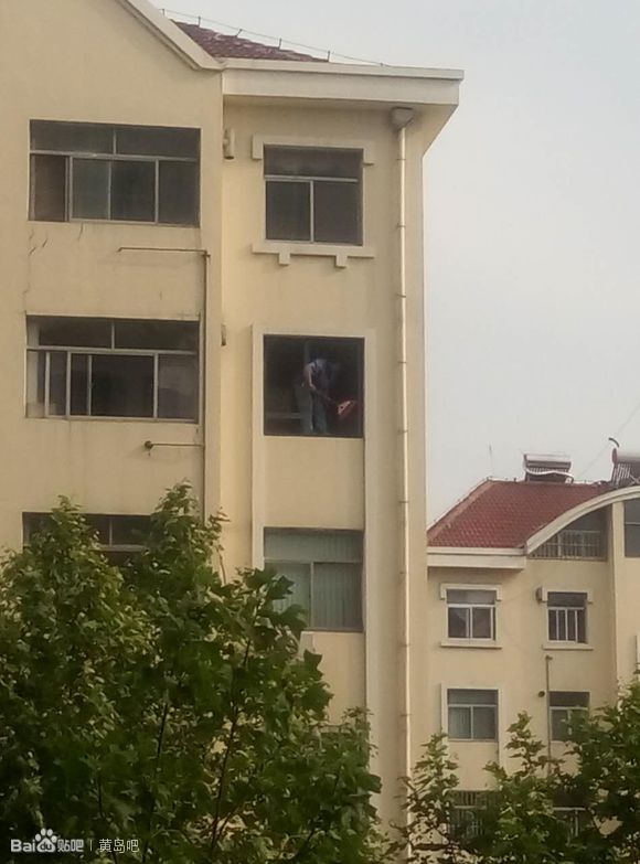 安装窗户的大哥，你这样很危险，我看着很害怕啊！
