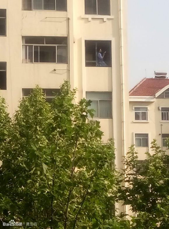 安装窗户的大哥，你这样很危险，我看着很害怕啊！