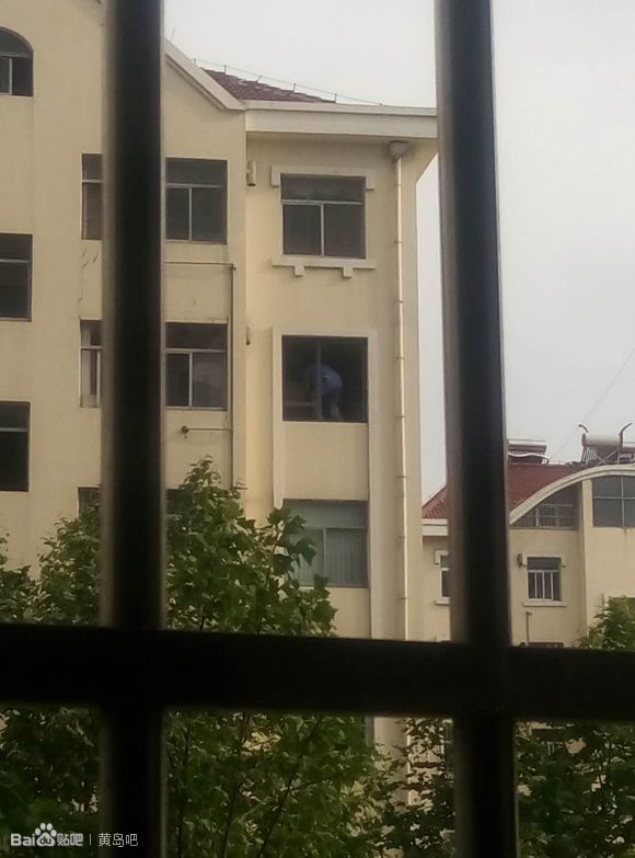 安装窗户的大哥，你这样很危险，我看着很害怕啊！