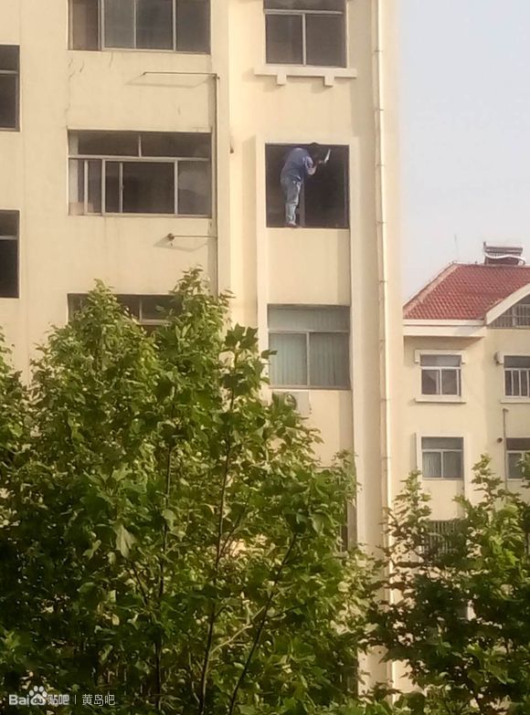 安装窗户的大哥，你这样很危险，我看着很害怕啊！