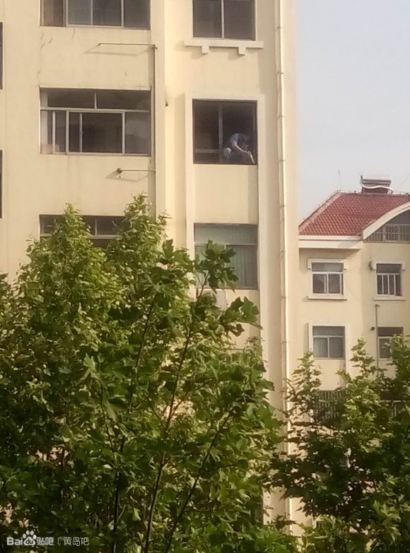 安装窗户的大哥，你这样很危险，我看着很害怕啊！