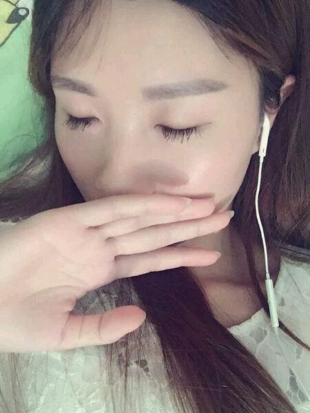 夜深了眼泪不知不觉就掉下来了！