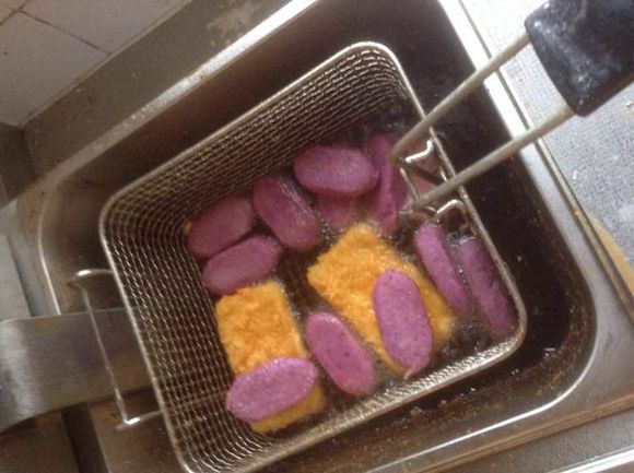 家里有九成新烤箱，微波炉，保温柜，炸锅，冰柜，