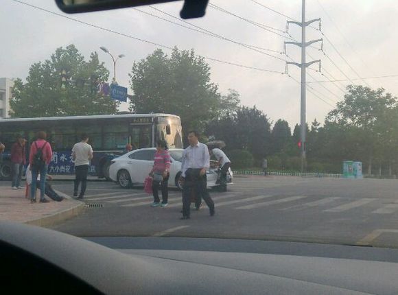 胶南大连路、北京路路口有车祸事故，大家出行注意！