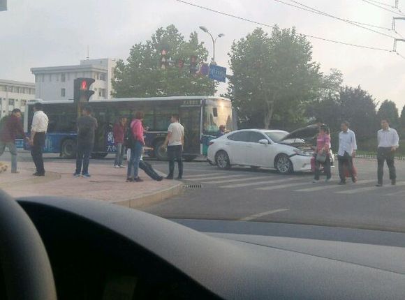 胶南大连路、北京路路口有车祸事故，大家出行注意！