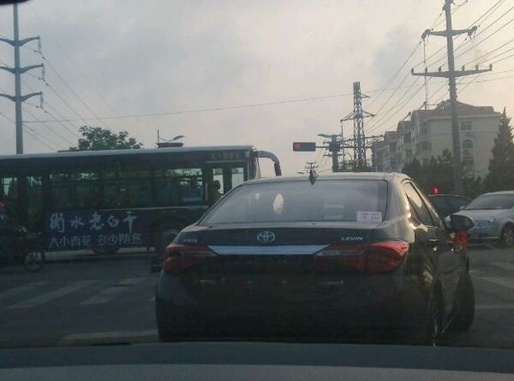 胶南大连路、北京路路口有车祸事故，大家出行注意！