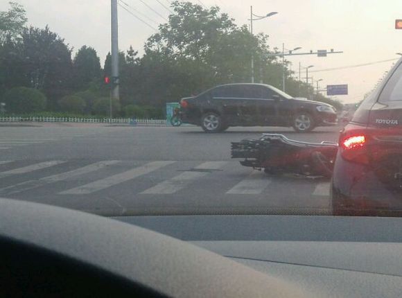 胶南大连路、北京路路口有车祸事故，大家出行注意！