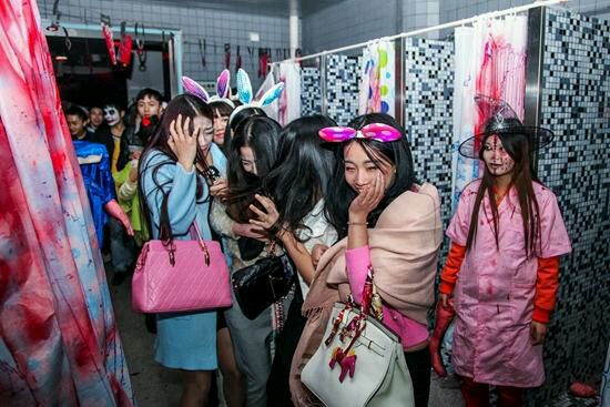女生洗个脸 卸个妆 就是最好的万圣节妆容