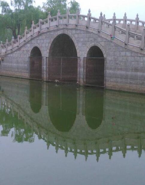 旱情在继续加重，双珠公园的湖快见底了……