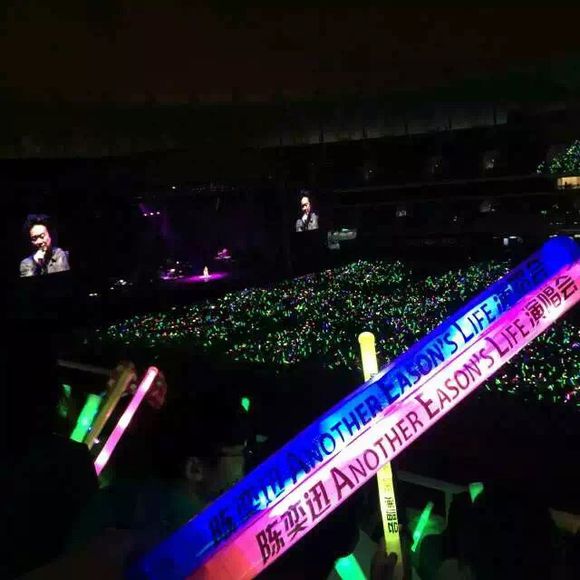 你们怎么就木有个发演唱会照片的