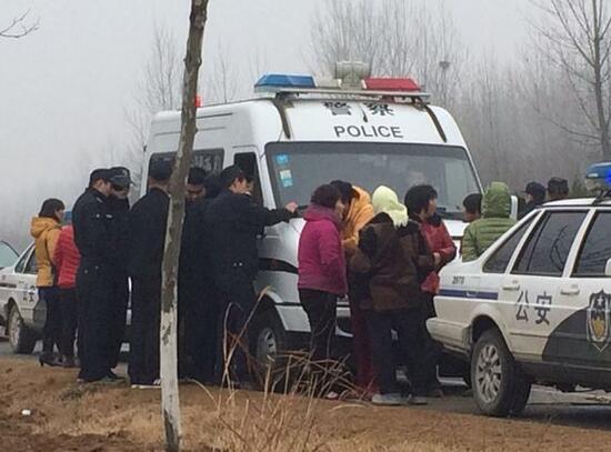 泊里镇政府无视百姓诉求，违法建“鬼城”，雇黑社会集团打伤村民
