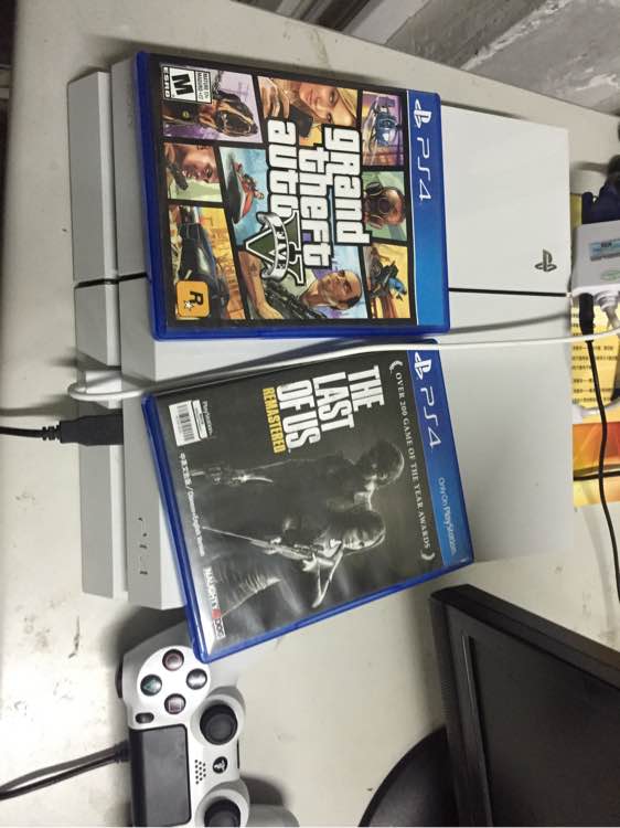 急用钱，出一台ps4，黄岛面交