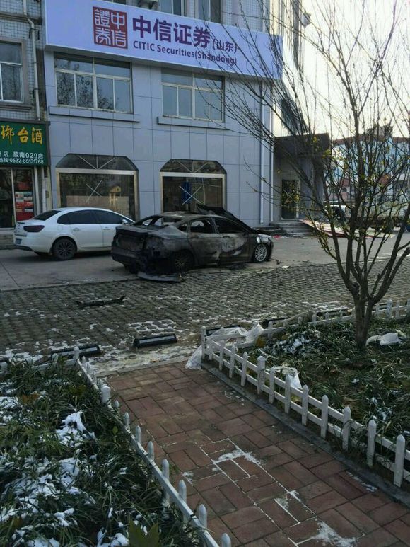 同志们快来看，大街上一辆新蒙迪欧自燃了昂！