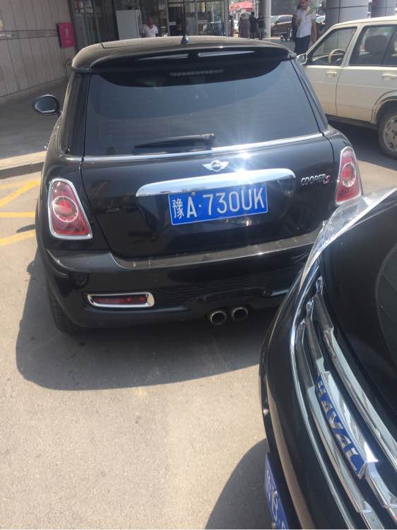 又出一个垃圾，抢车位！