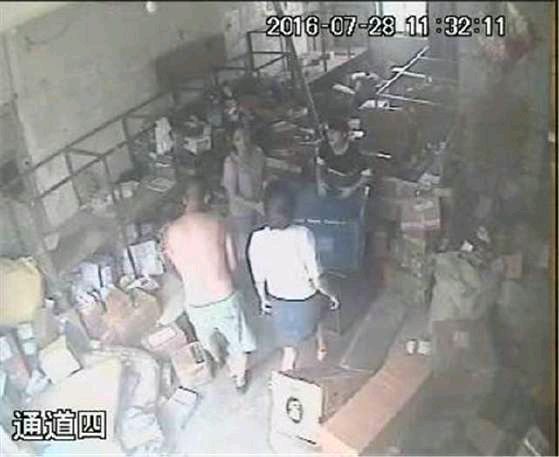 青岛捷豹女狠踹快递筐 致怀孕6个月快递员羊水破裂