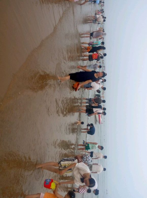 求黄岛朋友告知，金沙滩可以洗海澡吗？听说水很脏