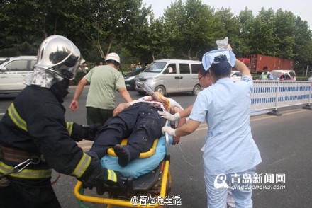黄岛男子驾车撞上护栏 断裂护栏刺穿胸腔