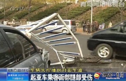 黄岛男子驾车撞上护栏 断裂护栏刺穿胸腔