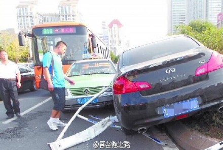 黄岛男子驾车撞上护栏 断裂护栏刺穿胸腔