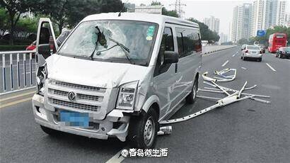 黄岛男子驾车撞上护栏 断裂护栏刺穿胸腔
