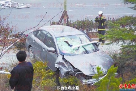 黄岛男子驾车撞上护栏 断裂护栏刺穿胸腔