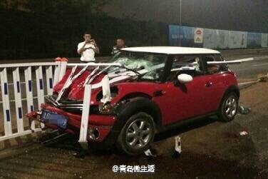黄岛男子驾车撞上护栏 断裂护栏刺穿胸腔