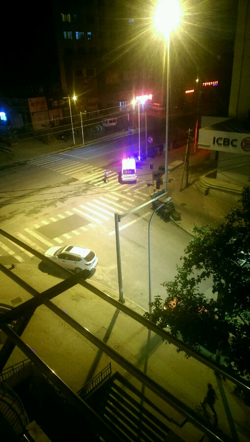 黄岛现在有警察叔叔在路口值班巡逻了