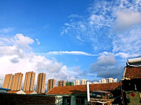 蓝蓝的天上白云朵朵美丽河水泛清波